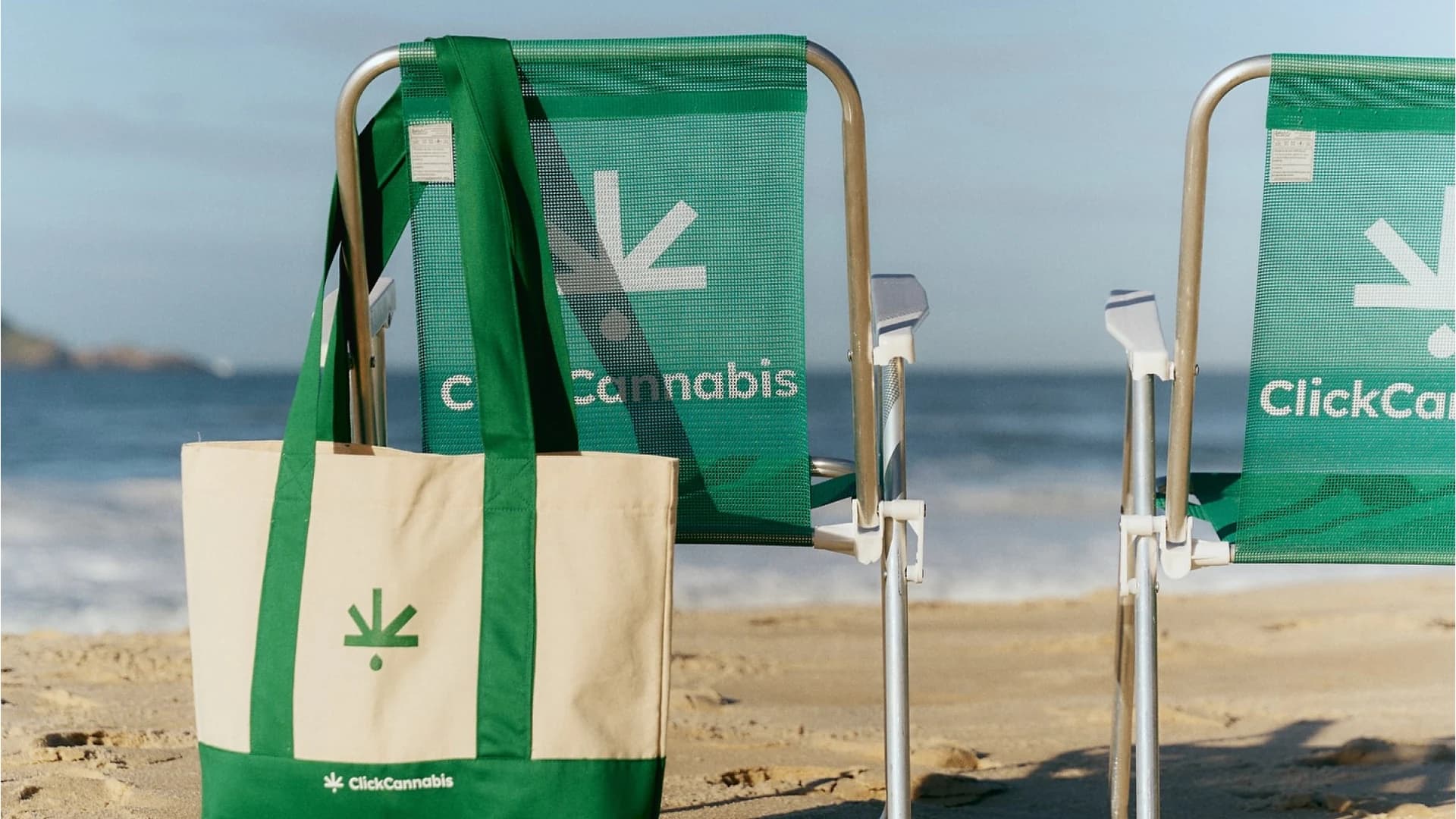 Cadeiras de praia e ecobag com a identidade visual Click Cannabis.
