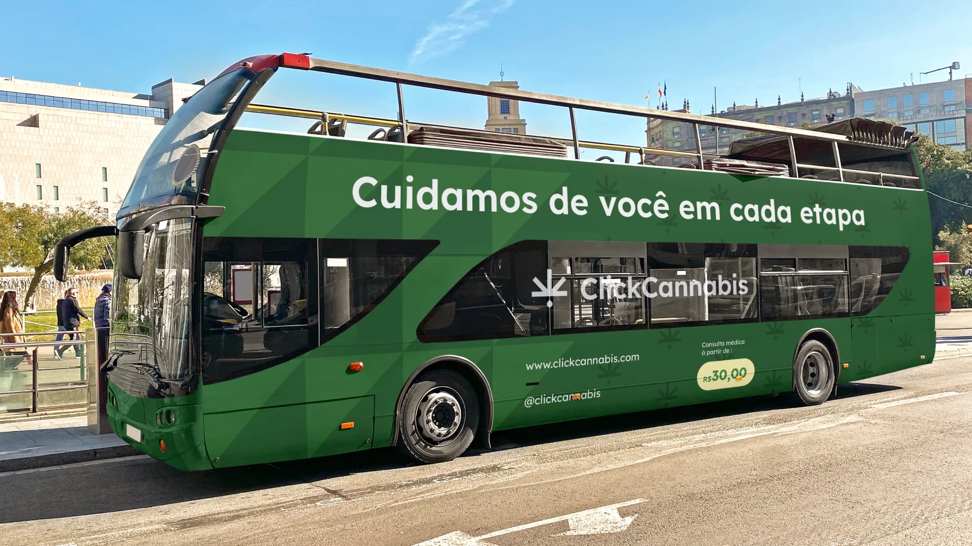 Identidade visual Click Cannabis aplicada ao envelopamento de um ônibus de dois andares.