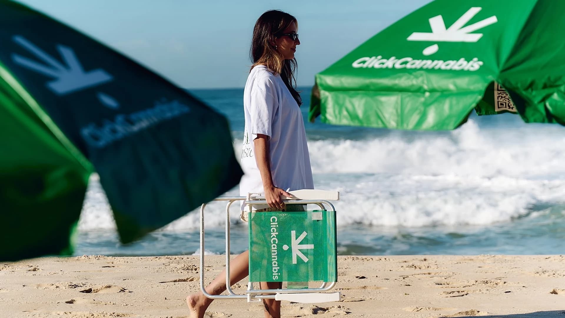 Identidade visual Click Cannabis aplicada a guarda-sóis e cadeira de praia