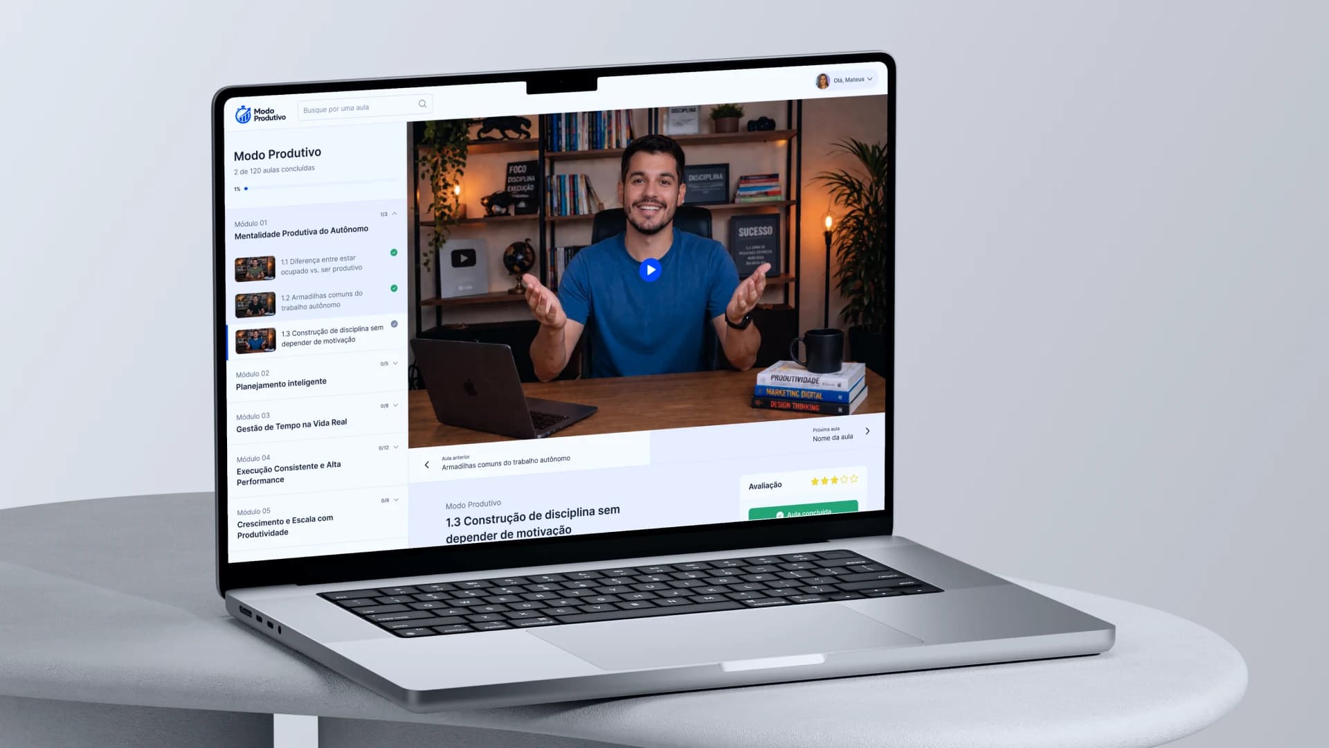 Área de membros da Órbita com videoaula e navegação entre módulos em um notebook.